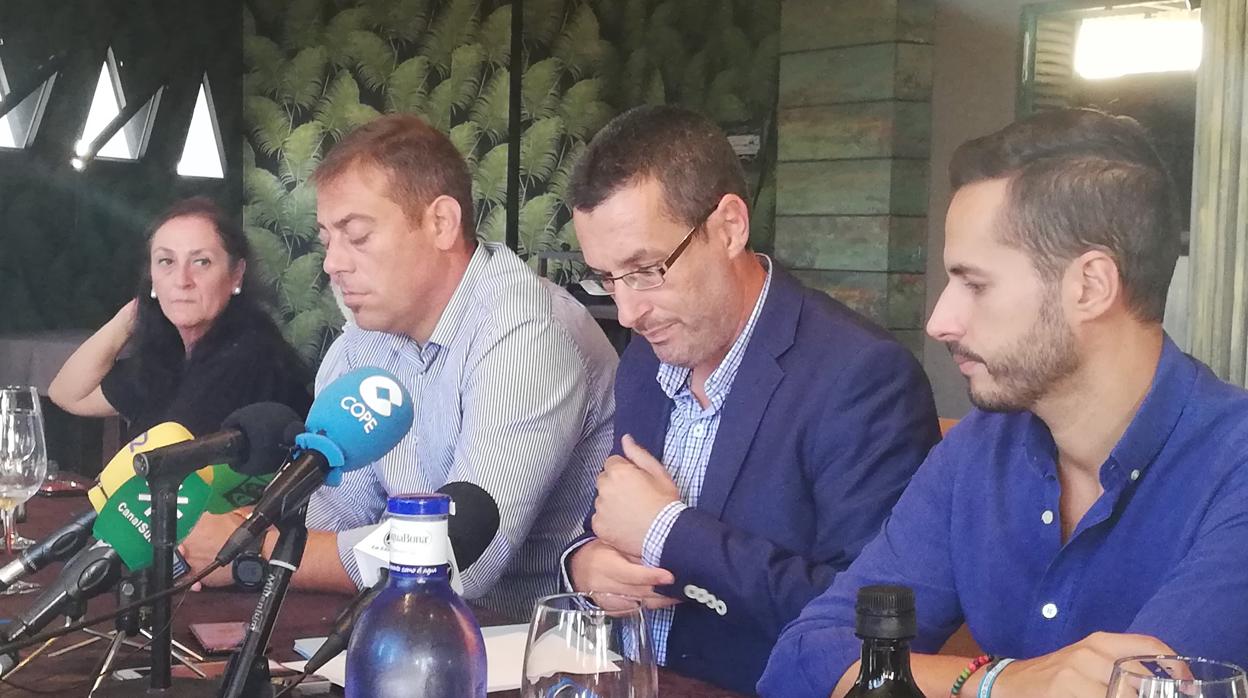 Juan Franco, con miembros de su equipo de gobierno, en rueda de prensa este martes