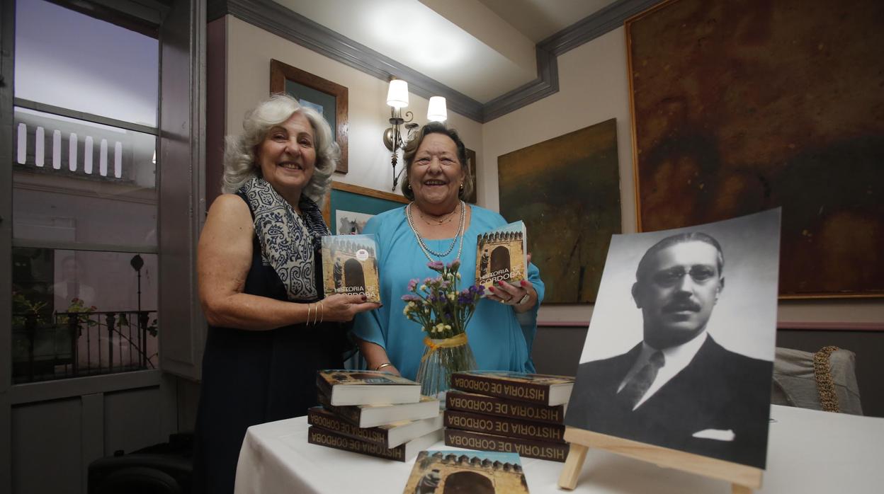 Dos de las nietas de Antonio Jaén morente, con ejemplares de la obra