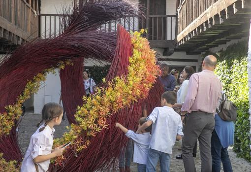 Instalación de Flora en la Posada del Potro en 2018