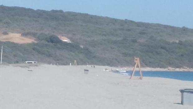 Nueva carga de combustible para narcolanchas a plena luz del día en una playa de San Roque