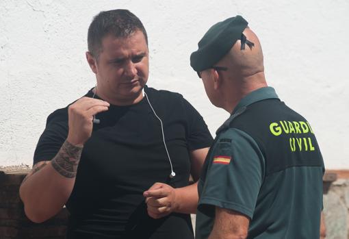Florín Leonte habla con la Guardia Civil en Arenas
