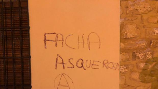 «Facha asquerosa», mensaje de una pintada en la casa de una exconcejal del Partido Popular de Canena, Jaén