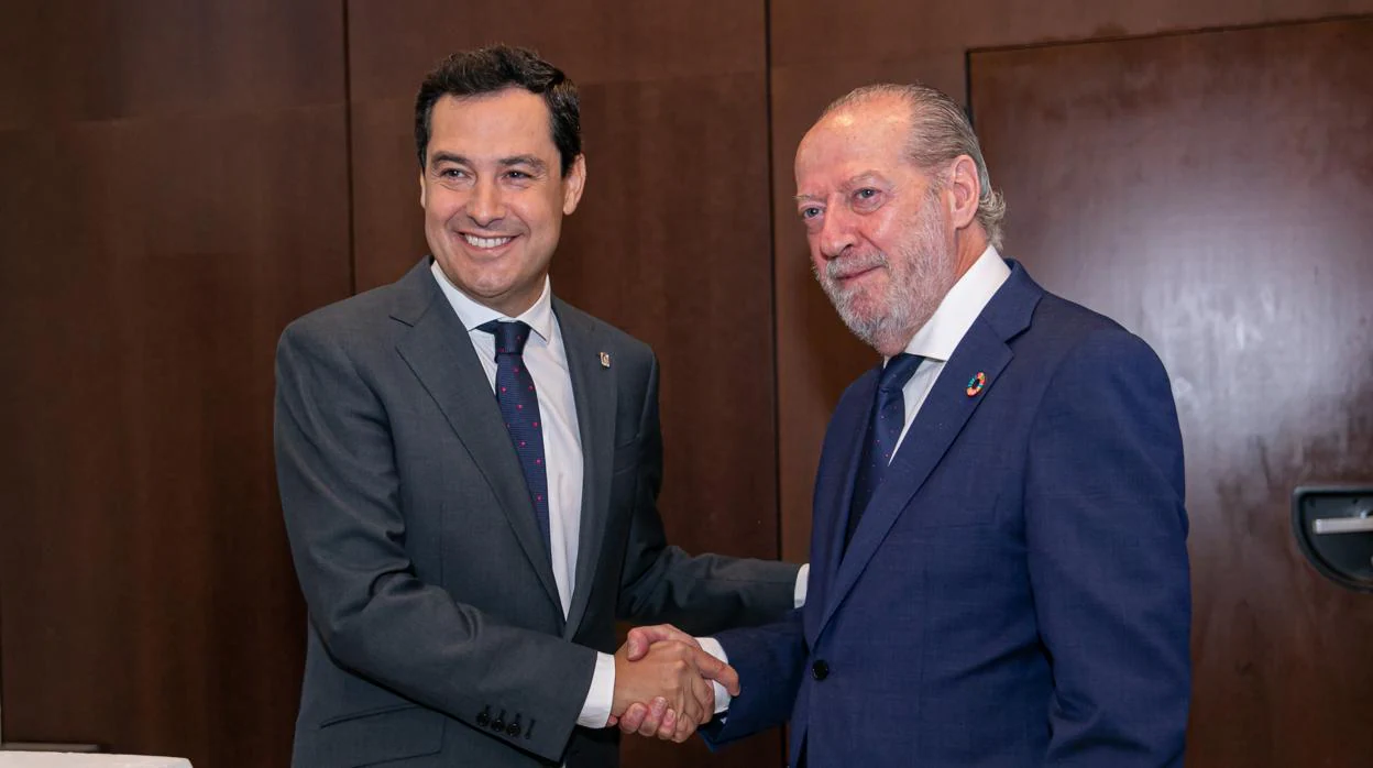 El presidente de la Junta, Juanma Moreno, estrecha la mano de Rodríguez Villalobos