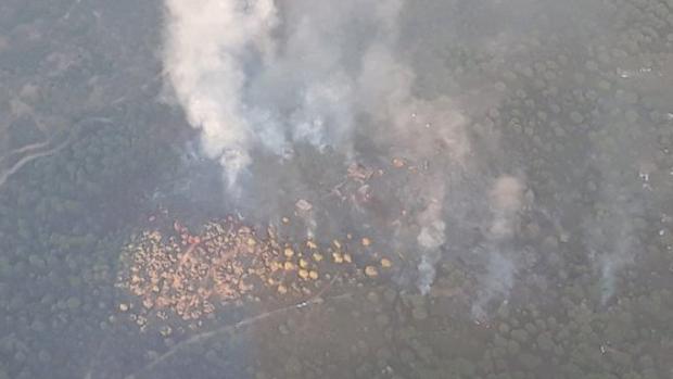 El Infoca da por controlado el incendio en el paraje Riscos de Vera, en la Sierra de Córdoba