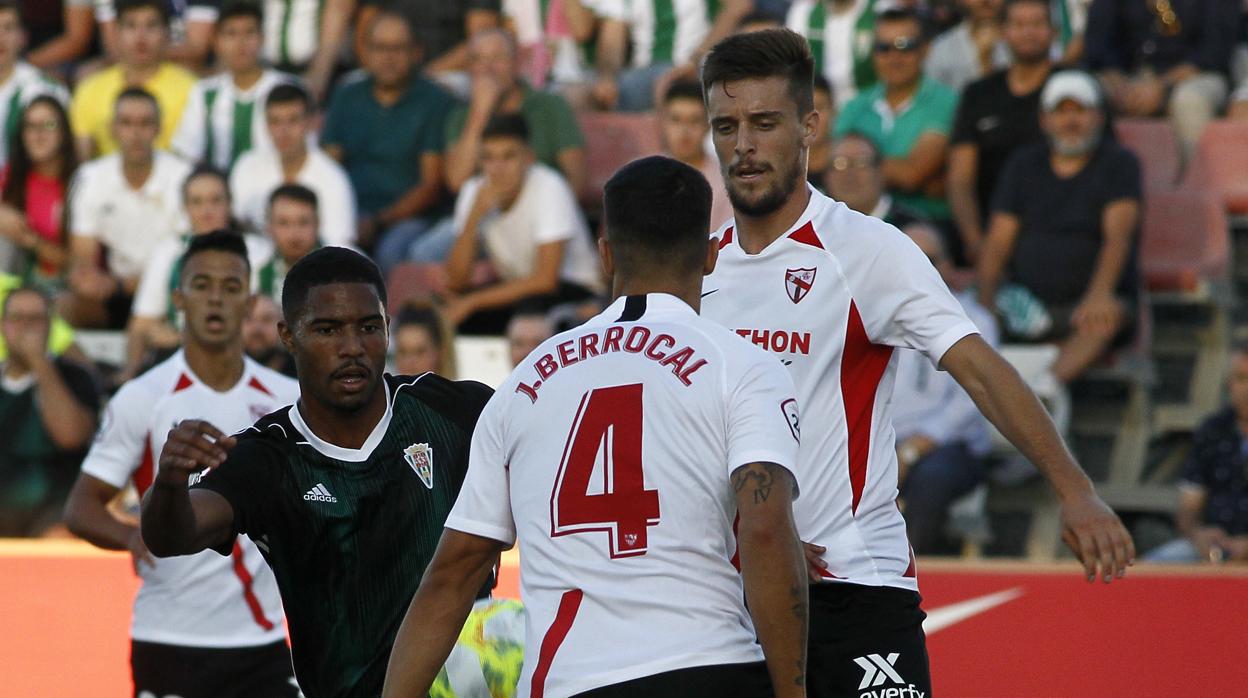 Novaes, ante defensas del Sevilla Atlético