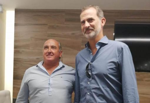 Su Majestad el Rey Felipe, ayer con el propietario de Pataya