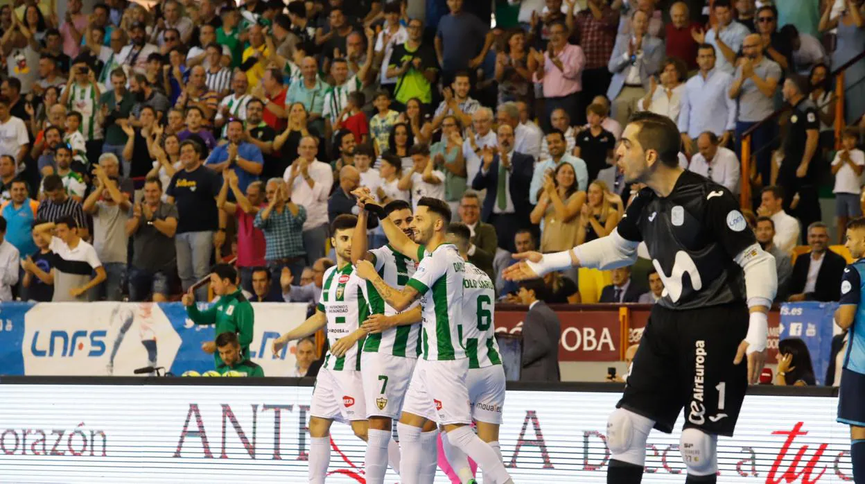 Los jugadores del Córdoba celebran el gol de David Leal