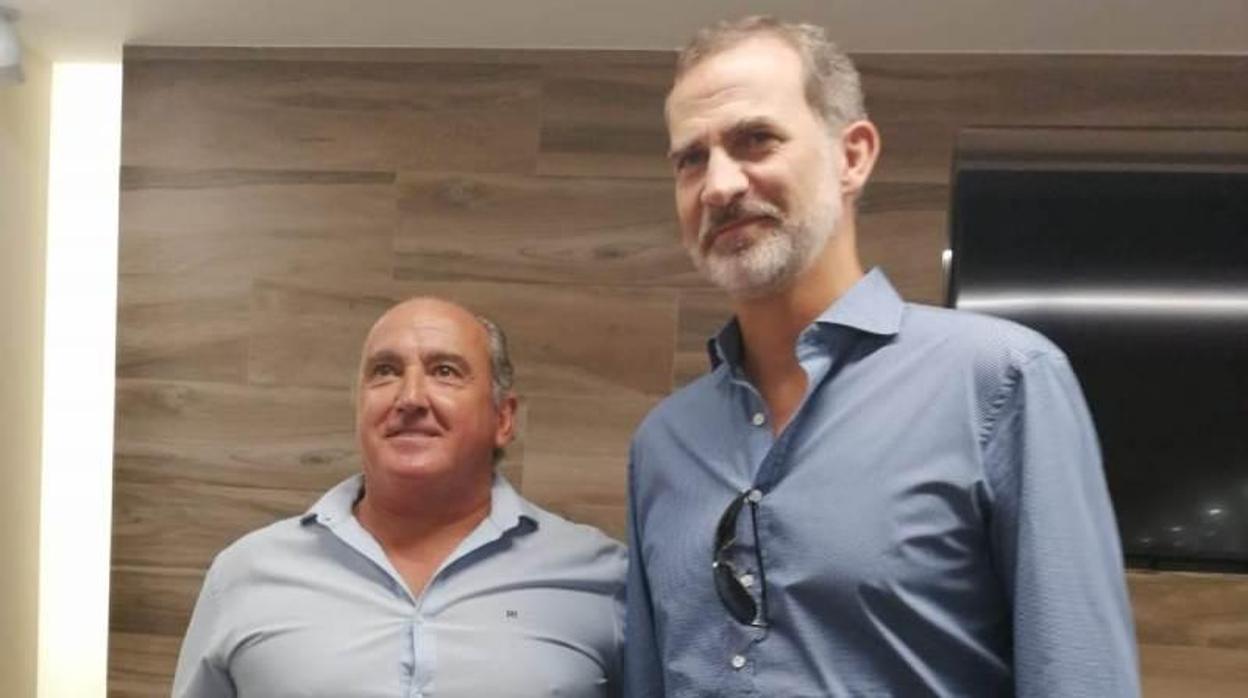 Su Majestad el sábado con el dueño del restaurante Pataya, Andrés Avilés, donde comió