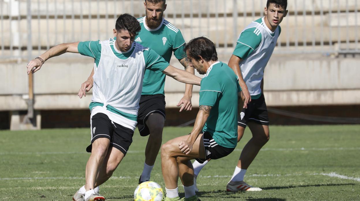 El capitán del Córdoba, Javi Flores, encara a Raúl Cámara