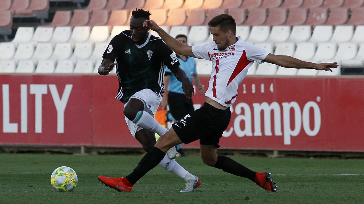 Owusu desborda a un jugador del Sevilla Atlético