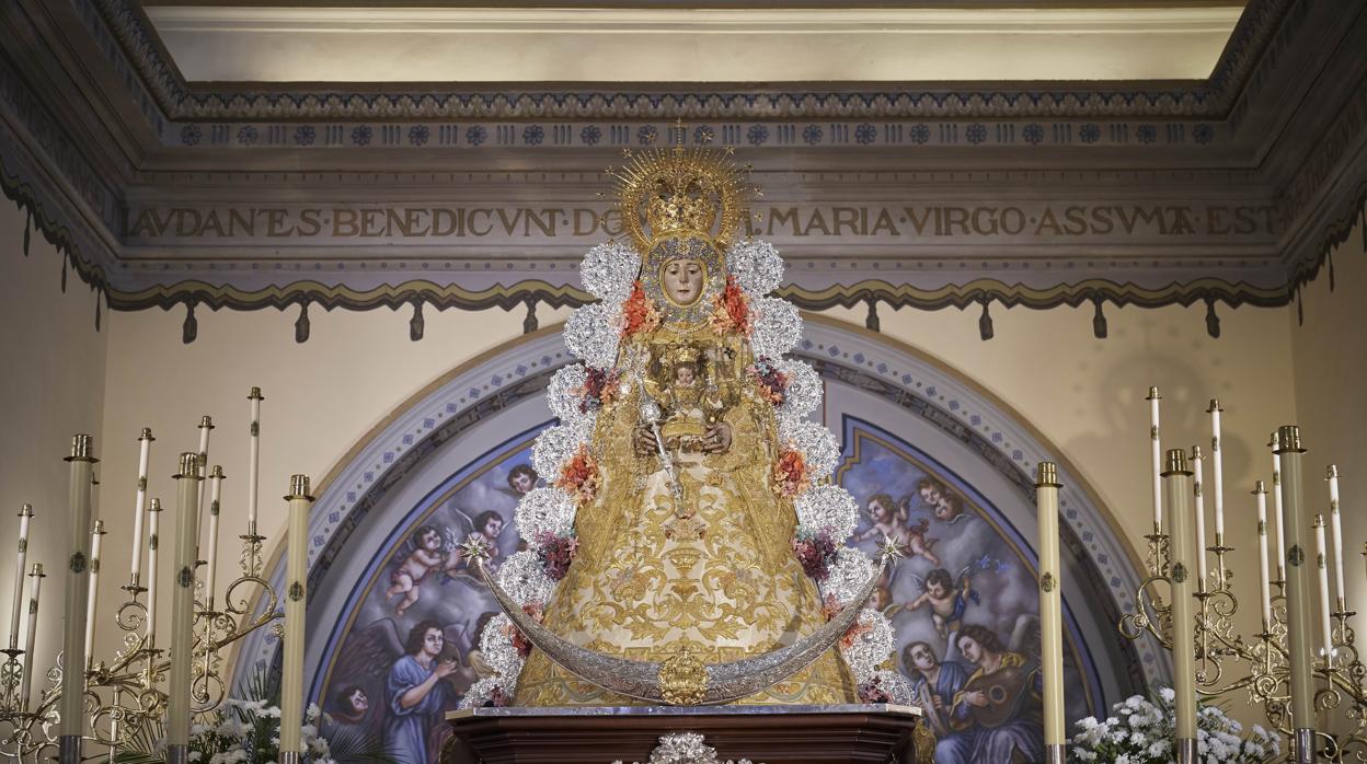 La Virgen del Rocío con sus galas de reina en el altar de la Parroquia de la Asunción
