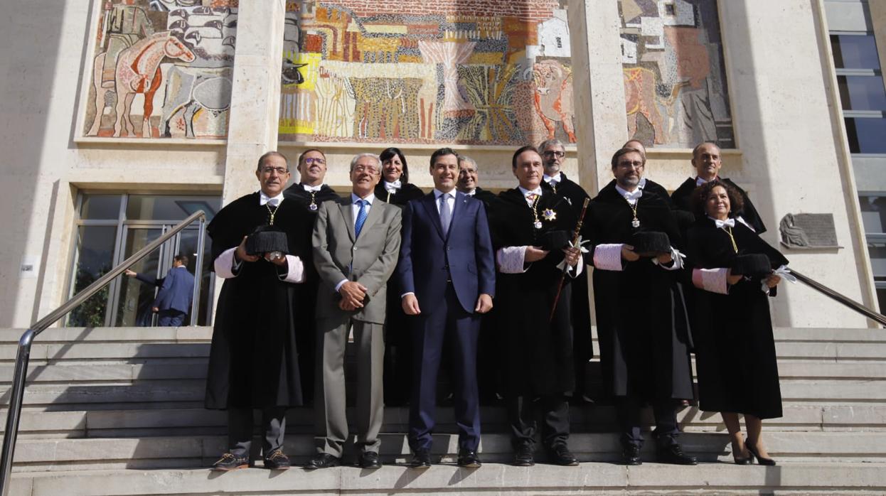 Foto de familia den la apertura del curso universitario, con Juanma Moreno en el centro