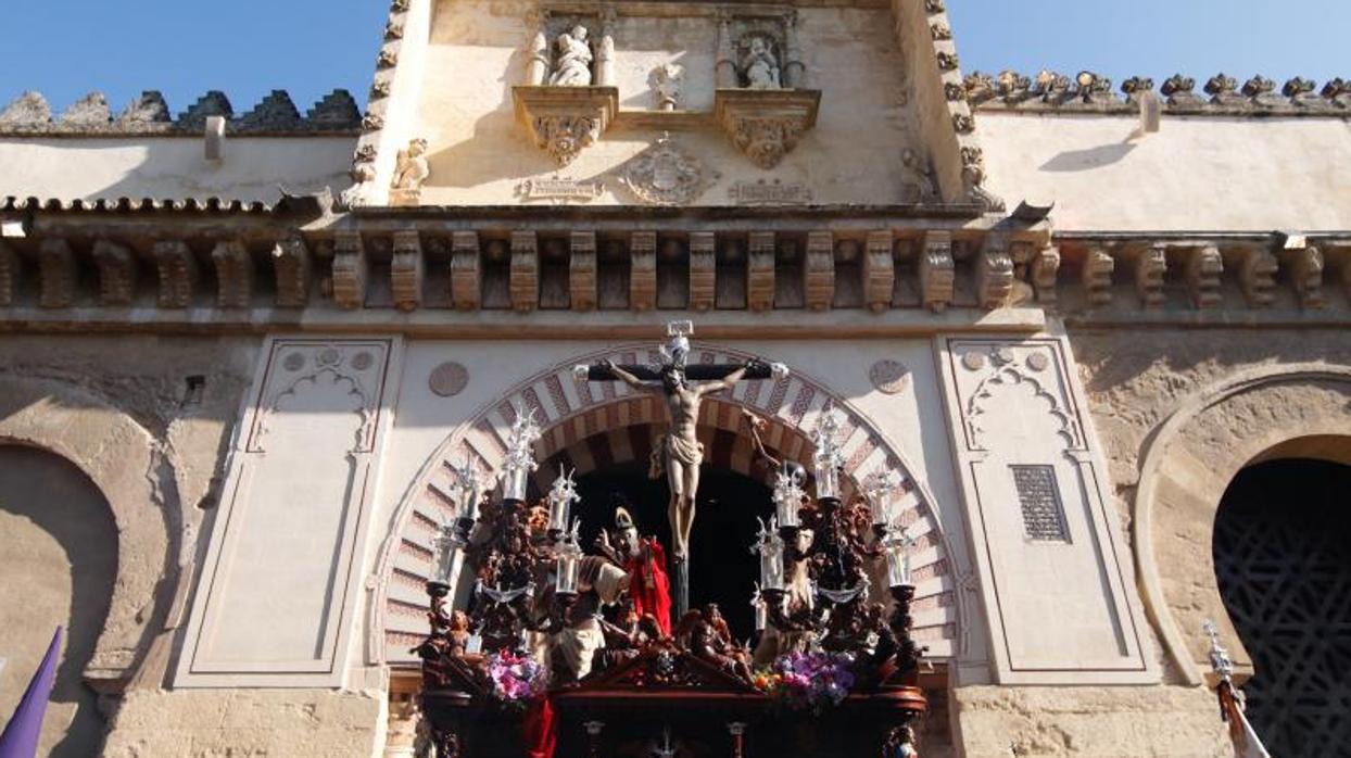 Salida del Cristo de la Agonía desde la Catedral