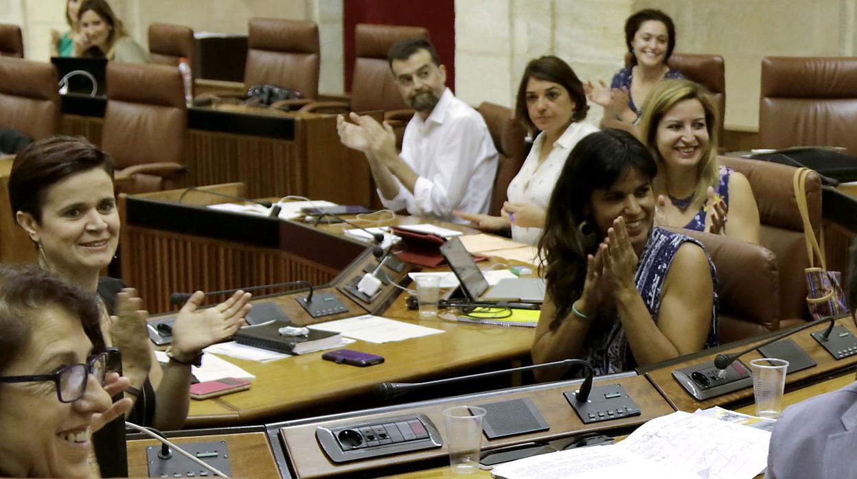 Teresa Rodríguez, en el centro, flanqueada por Esperanza Gómez (izquierda ) y Carmen Lizárrga (derecha) en el Parlamento andaluz