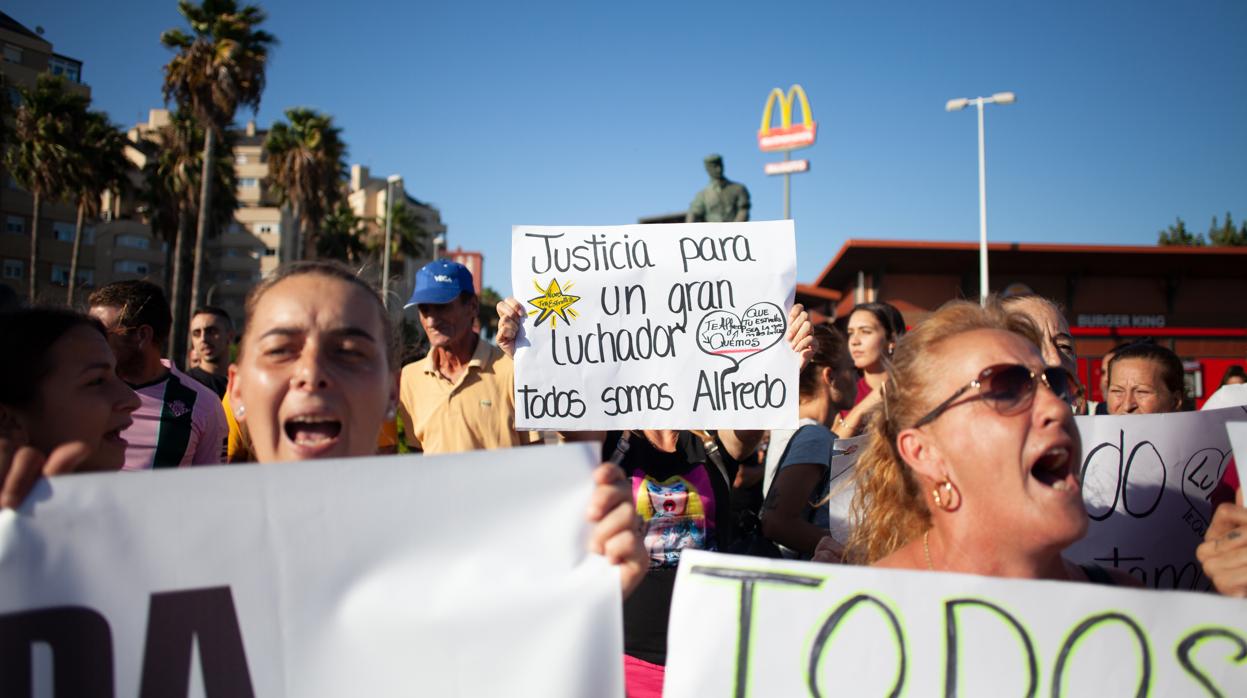 Imagen de algunos de los asistentes a la concentración de este viernes en La Línea