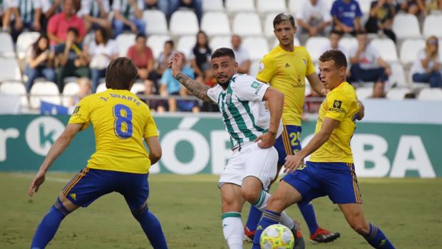 El Córdoba encuentra el premio a su tesón ante el Cádiz B