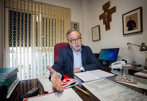 Pértez de Ayala en su despacho, durante la entrevista