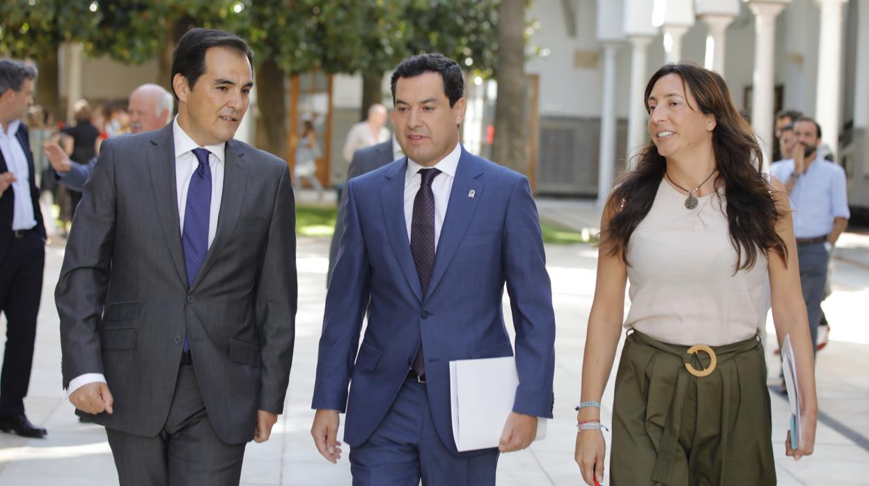 Juanma Moreno flanqueado por José Antonio Nieto y Loles López en el Parlamento andaluz