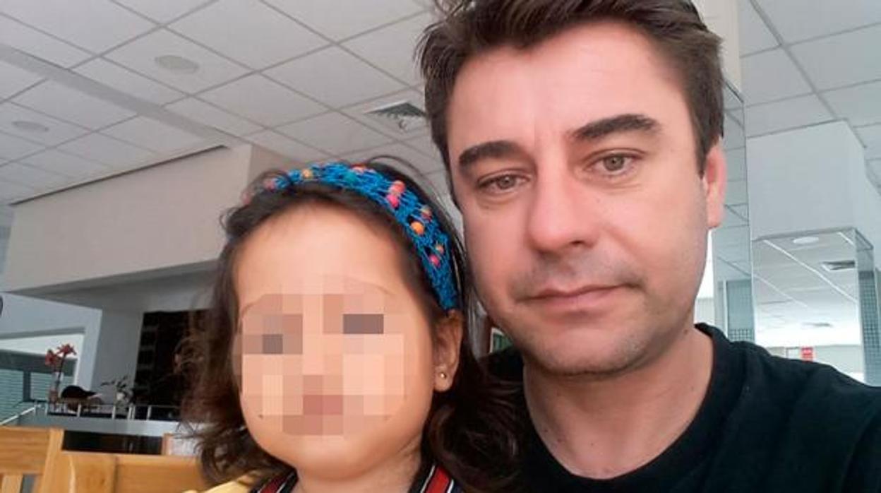 Rubén García con su hija en brazos