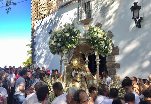 La Virgen de la Sierra, a su llegada a la iglesia