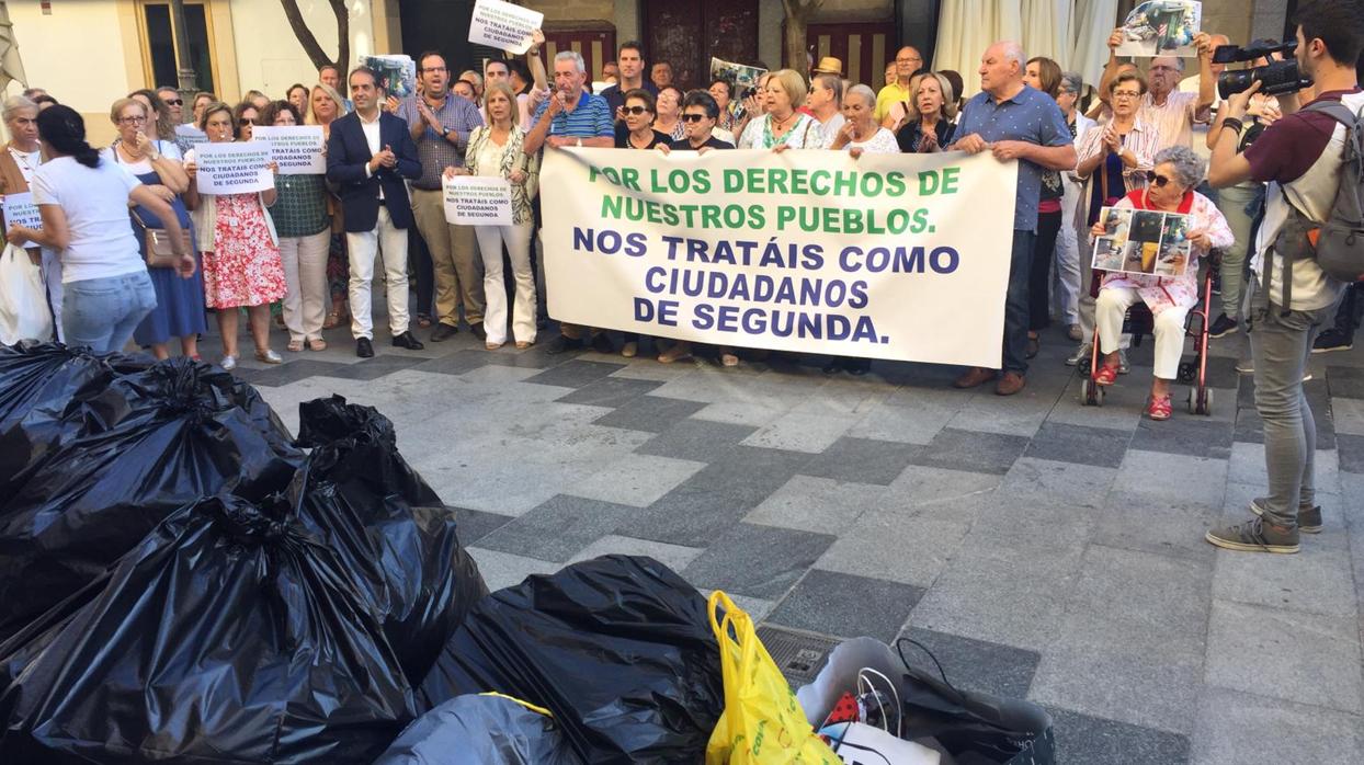 Los vecinos acudieron con pancarta incluida a las puertas de la Casa Consistorial