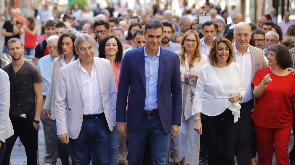 Sánchez, junto a Díaz y altos cargos socialistas durante su paseo por Córdoba