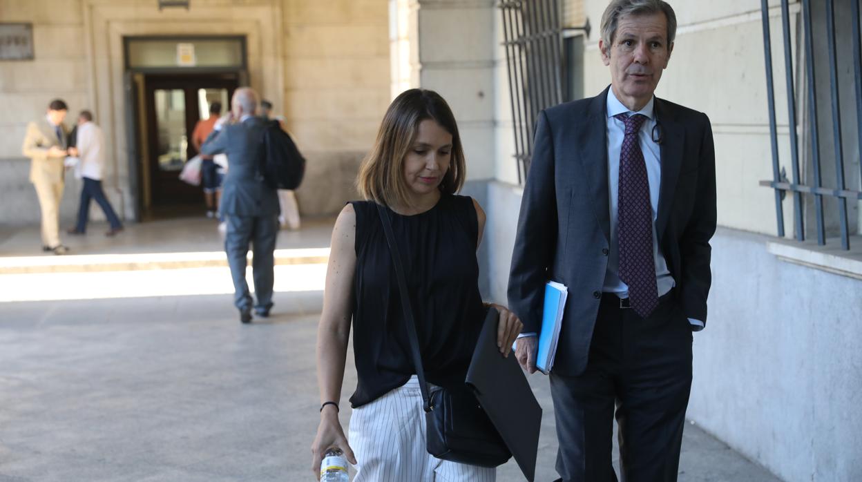 Laura Gómiz, junto a su abogado Adolfo Cuéllar, llega a la Audiencia para declarar como testigo