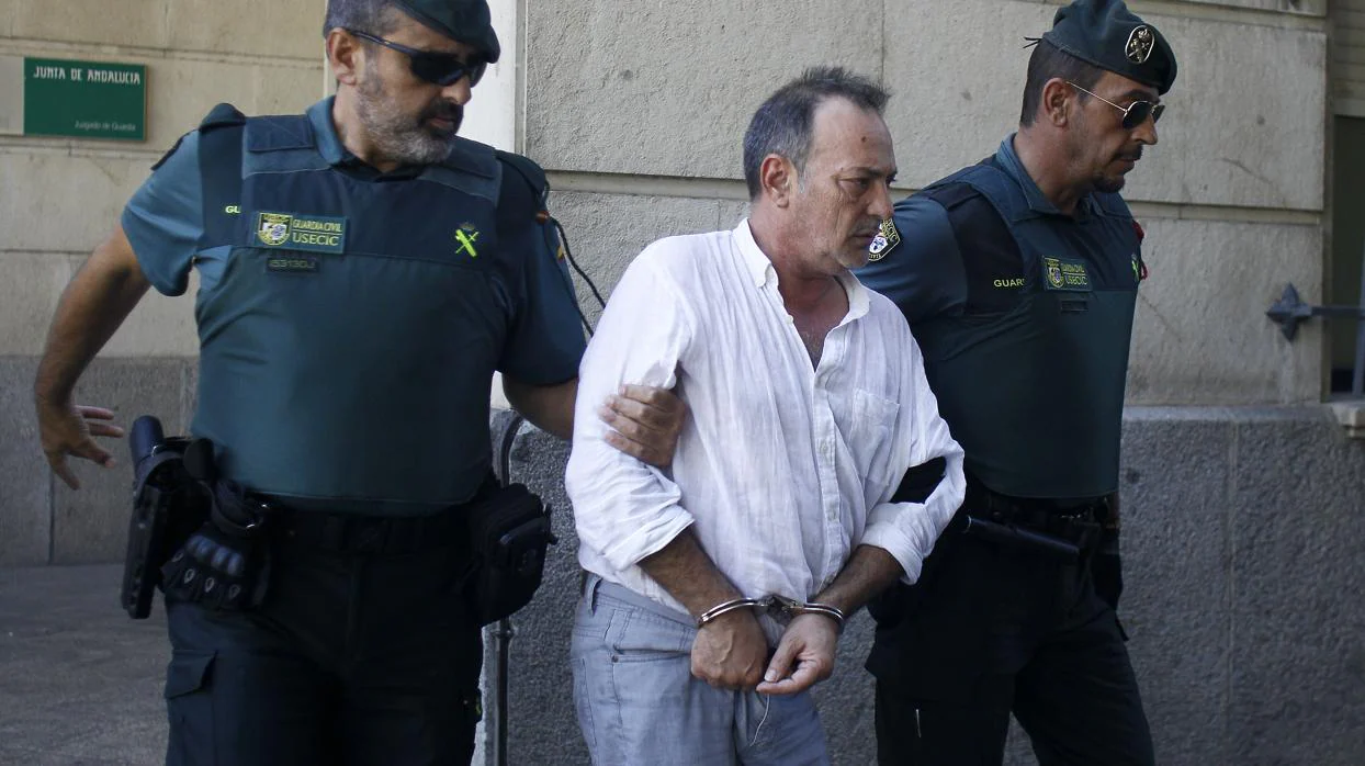 José Antonio Marín, es conducido esposado por la Guardia Civil