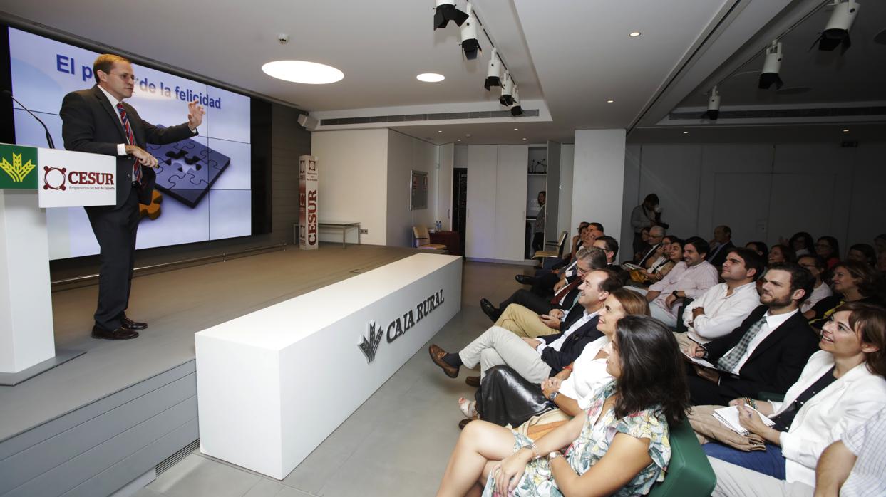 El también médico psiquiatra durante la conferencia que dio en la Fundación Caja Rural en Sevilla