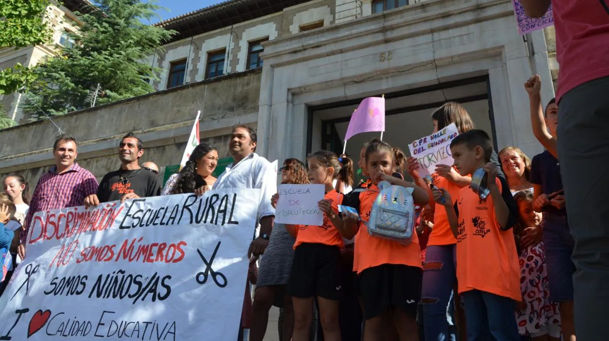 Padres y alumnos, durante una manifestación en la Delegación de Educación en Granada