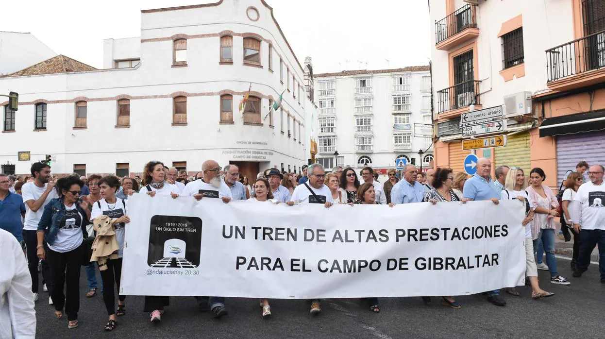 Una de las imágenes que ha dejado la manifestación celebrada en Algeciras por el tren