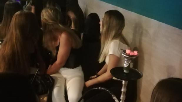 La Policía Autonómica detecta en un bar de Ciudad Jardín a una veintena de menores bebiendo alcohol