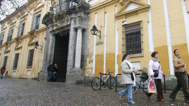 El antiguo gestor de las cafeterías de Rabanales y Filosofía aclara que está al corriente en las nóminas