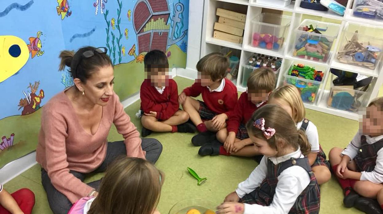 Palma García Hormigo, en una de sus clases de Ciencia con sus pequeños alumnos