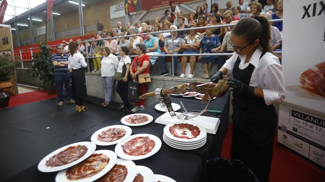 Una cortadora de jamón en la Feria de Villanueva