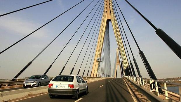 Retenciones kilométricas en el puente que une Huelva y Portugal por un accidente