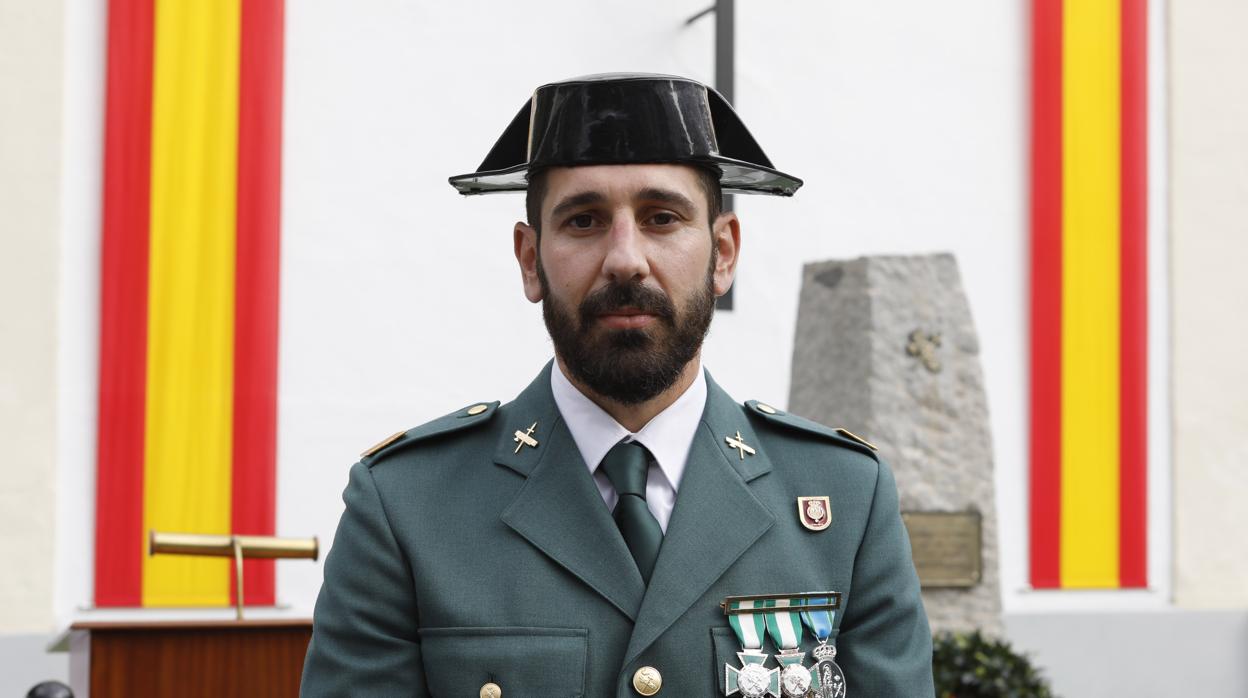 Agente Gallardo, condecorado con la Cruz al Mérito con distintivo Blanco de la Guardia Civil