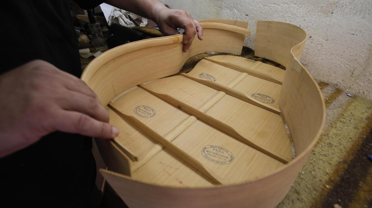 Proceso de construcción de una guitarra en el taller de los Hermanos Peña