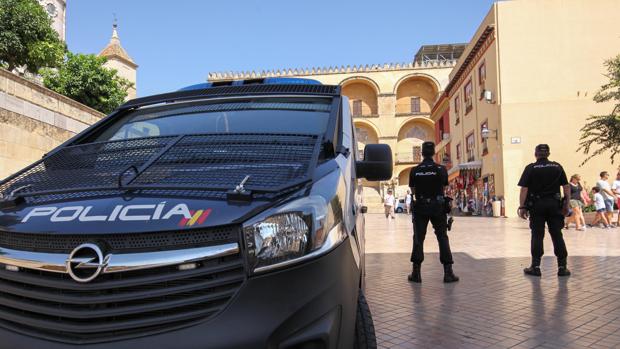 Rescatado un menor de madrugada que estaba llorando solo en un balcón de Ciudad Jardín en Córdoba