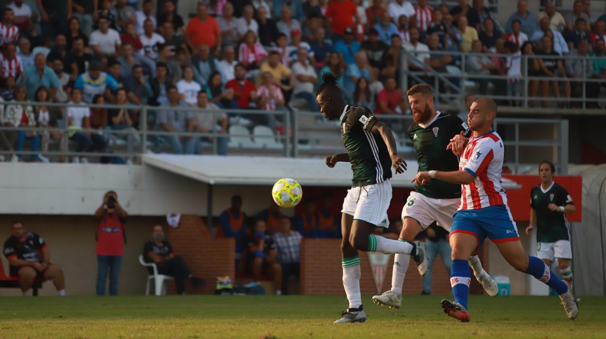 Djetei y Chus Herrero, una de las novedades del once titular, ante Sánchez en el Algeciras-Córdoba CF