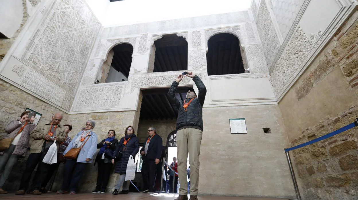 Grupo de turistas en la Sinagoga de Córdoba