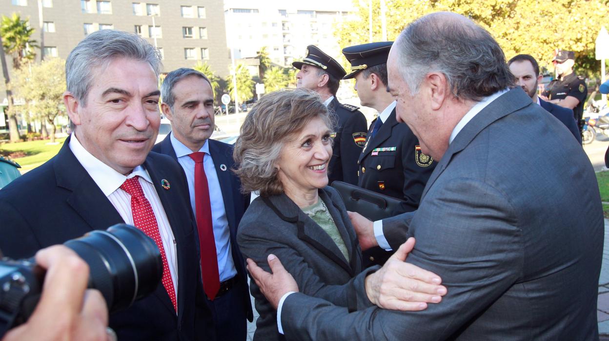 La ministra, junto al delegado del Gobierno y el subdelegado, saluda al alcalde de Algeciras