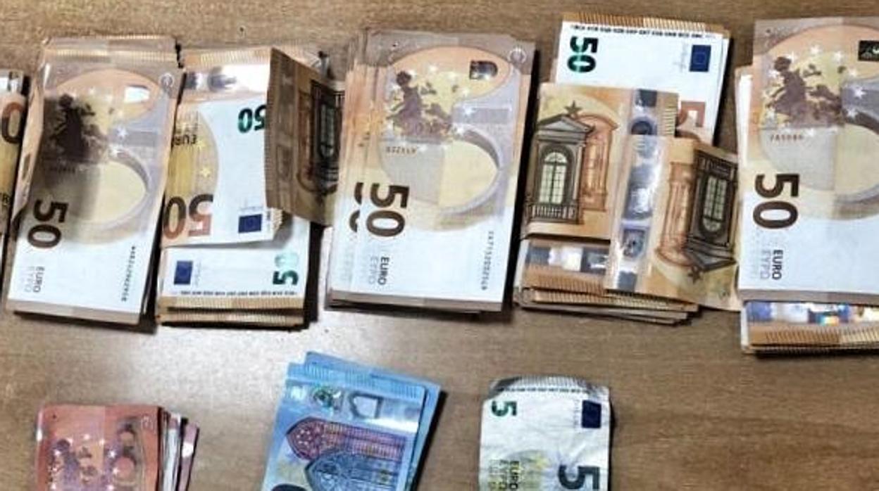 El sujeto portaba más de 6.900 euros, así como cocaína