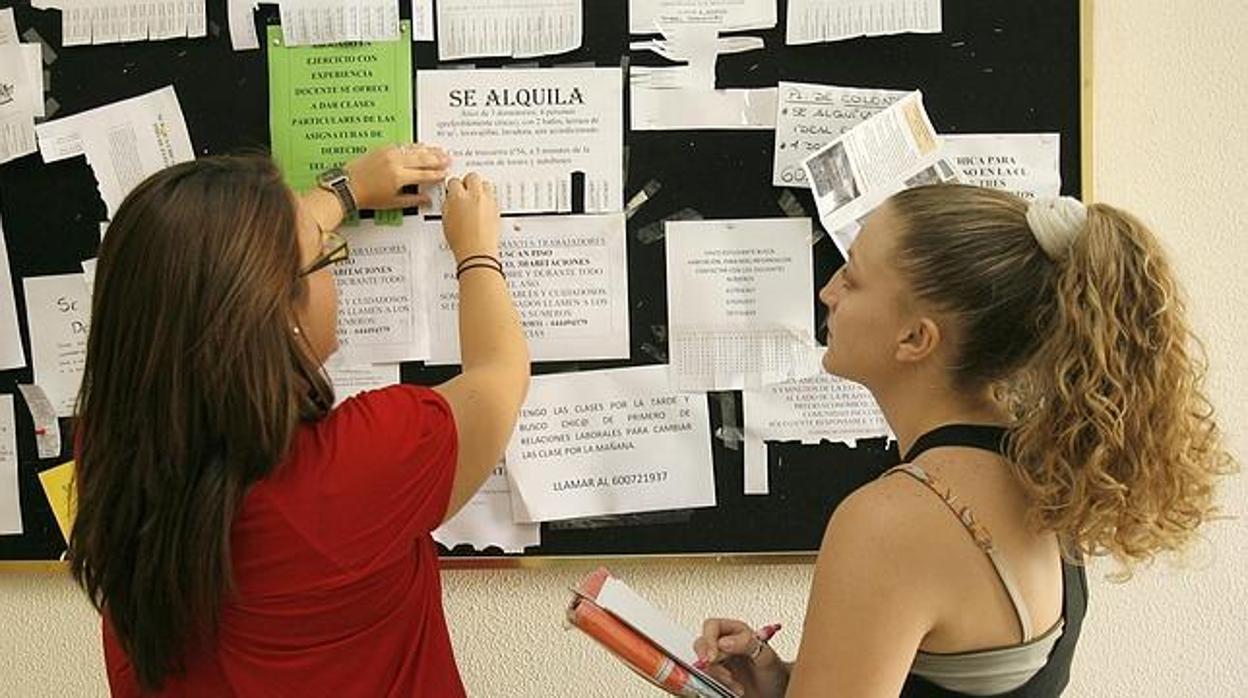 Dos chicas buscando piso de estudiantes en una imagen de archivo