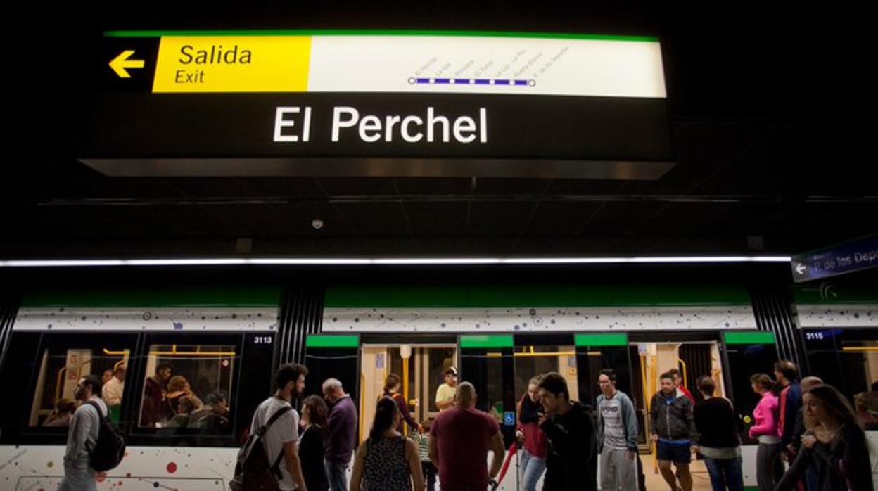 Usuarios de el metro de Málaga, en la estación de El Perchel
