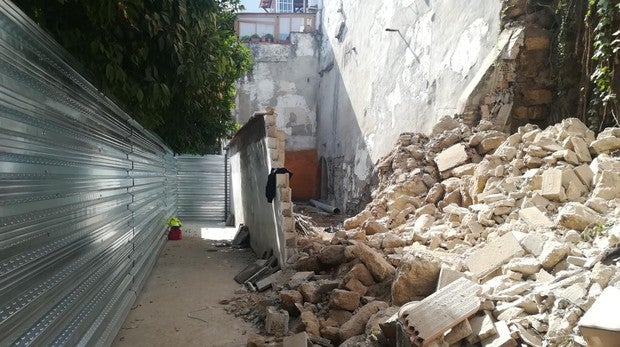 La calle San Fernando de Córdoba reabrirá al tráfico en una semana tras la caída del muro