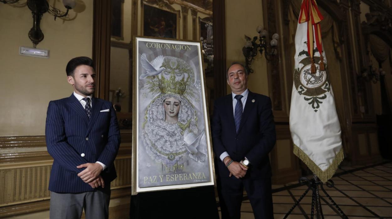 Jonathan Sánchez Aguilera, autor del cartel de la coronación, con el hermano mayor de la Paz, Enrique Aguilar