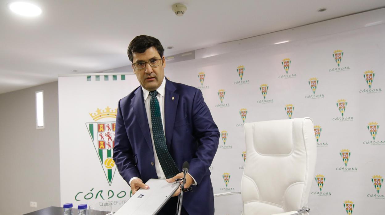 Jesús León sale de un consejo de administración del Córdoba CF