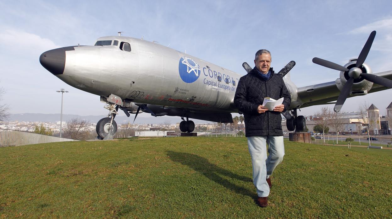 Salvador Fuentes junto al avión cultural de Miraflores en una imagen de archivo