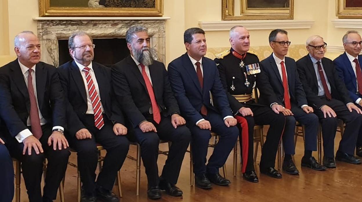 Picardo y los miembros de su nuevo Gobierno, junto al Gobernador de Gibraltar